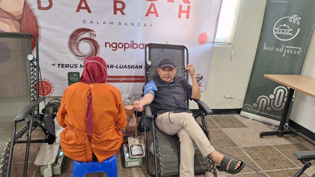 Founder Ngopibareng.id Arif Afandi mendonorkan darahnya di HUT ke-6 Ngopibareng.id. (Foto: Julianus Palermo/Ngopibareng.id)