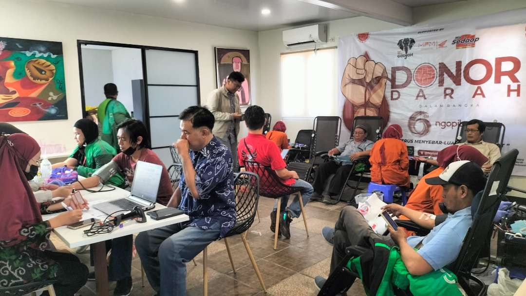 Suasana donor darah HUT ke-6 Ngopibareng.id, Jumat 21 Juni 2024. (Foto: Yasmin Fitrida/Ngopibareng.id)