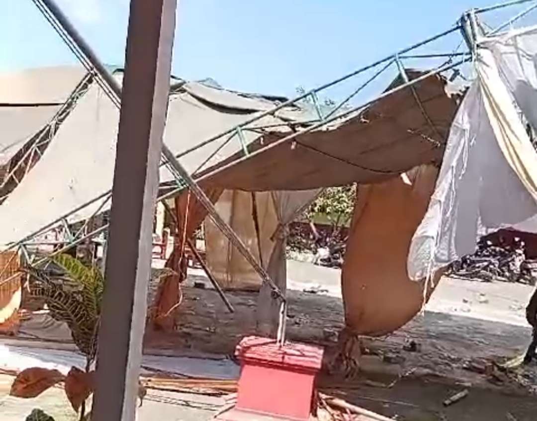 Kondisi tenda di SDN Grenden 2 pasca diterjang angin kencang. (Foto: Tangkap layar video)