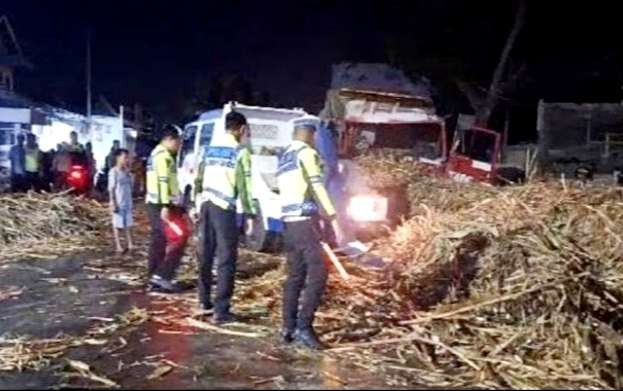 Tebu berserakan menutup ruas jalan raya Suboh Situbondo akibat truk bermuatan tebu terguling.(Foto: Satlantas Polres Situbondo)