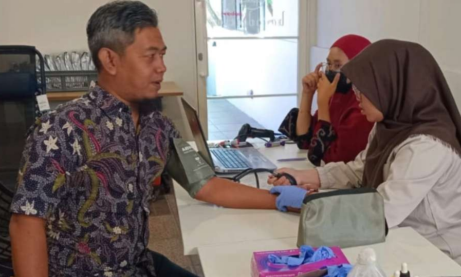 Tiga jurnalis, Fahrizal Arnas, H Witanto dan Julianus Nainggolan,  tiga dari enam jurnalis yang donor darah di acara Ulang Tahun Ngopibareng,id keenam pada Jumat 21 Juni 2024. (Foto: sujatmiko/ngopibareng.id)