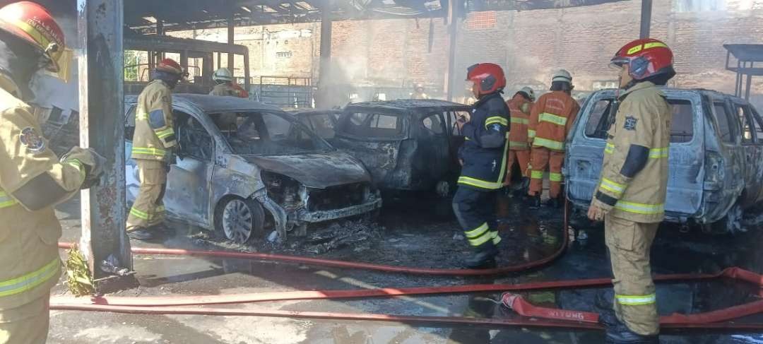 Kebakaran yang melanda bengkel bus DAMRI dan menghanguskan beberapa unit kendaraan bermotor, yang terletak di Jalan Jagir Sidosermo, Wonokromo, Surabaya. (Foto: DKPP Kota Surabaya)