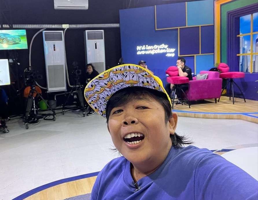 Komedian Adul bantah kabar dirinya buta, viral dalam obrolan Pandji Pragiwaksono di kanal YouTube Kiky Saputri. (Foto: Instagram)