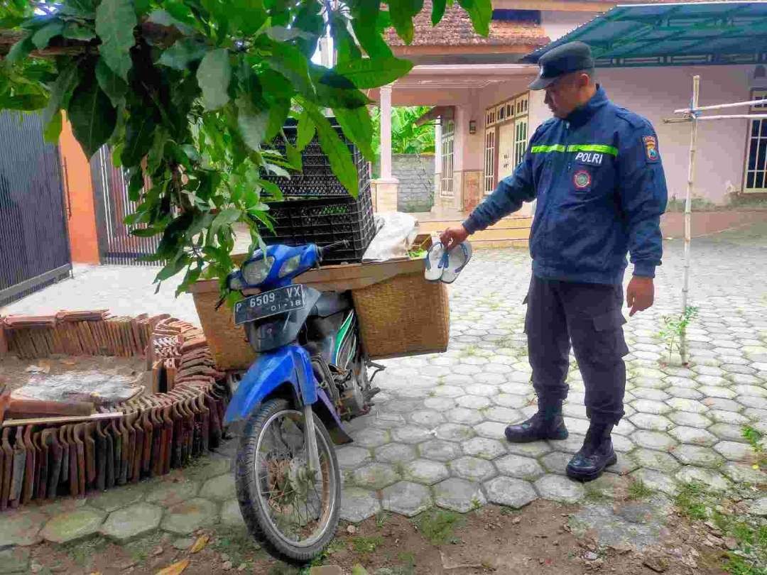 Barang bukti sepeda motor berisi buah naga uang ditinggalkan pelaku saat dikejar warga (foto: istimewa)