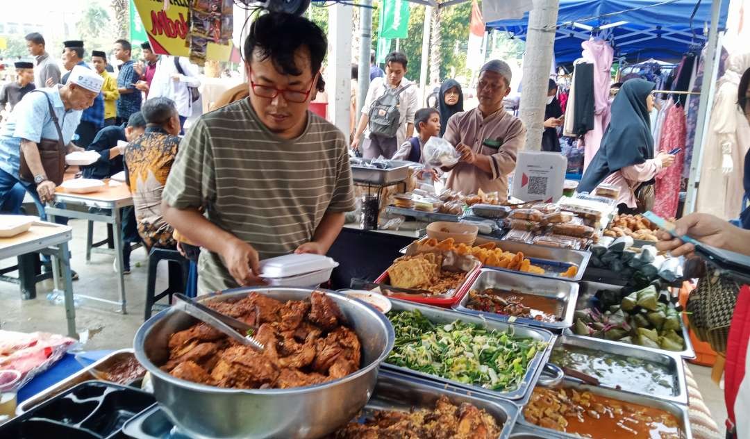 Kesibukan di gerai Gudeg Mbak Anung melayani pengunjung yang baru selesai salat Jumat di Masjid Istiqlal Jakarta. (Foto: Asmanu Sudarso/Ngopibareng.id)