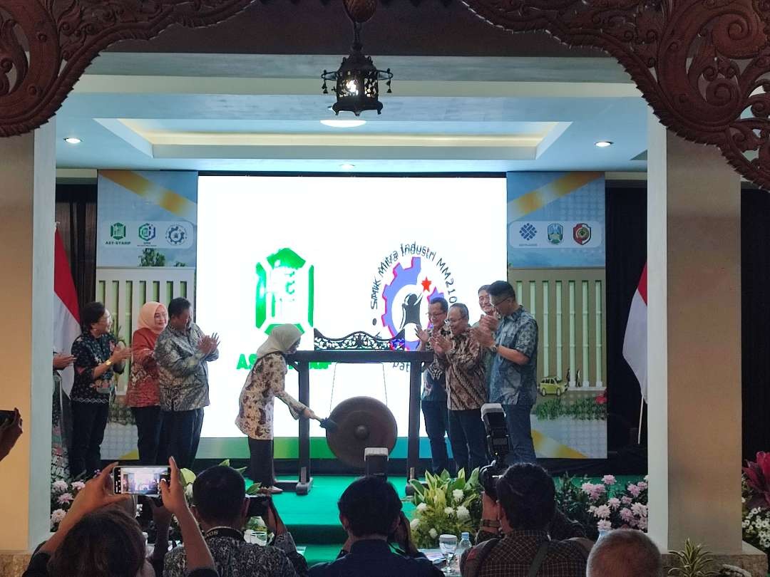 Menaker pukul gong soft launching SMK Asy-Syarif Mitra Industri.(Foto Deni Lukmantara/Ngopibareng.id)