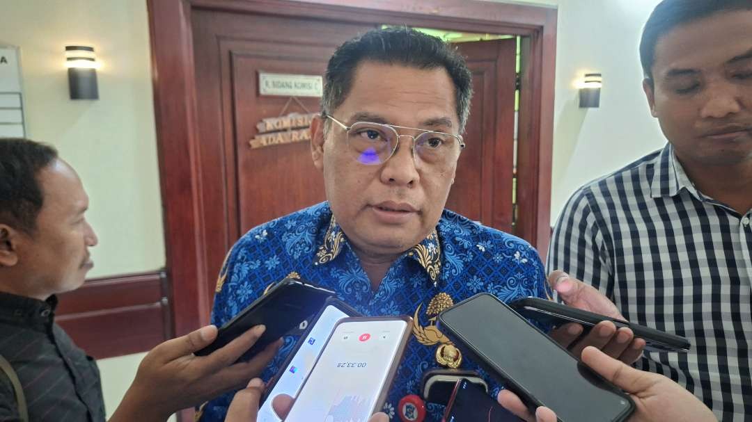 Kepala Dinas Kependudukan dan Pencatatan Sipil (Dispendukcapil) Kota Surabaya, Eddy Christijanto menjelaskan soal penonaktifan ribuan KK. (Foto: Julianus Palermo/Ngopibareng.id)