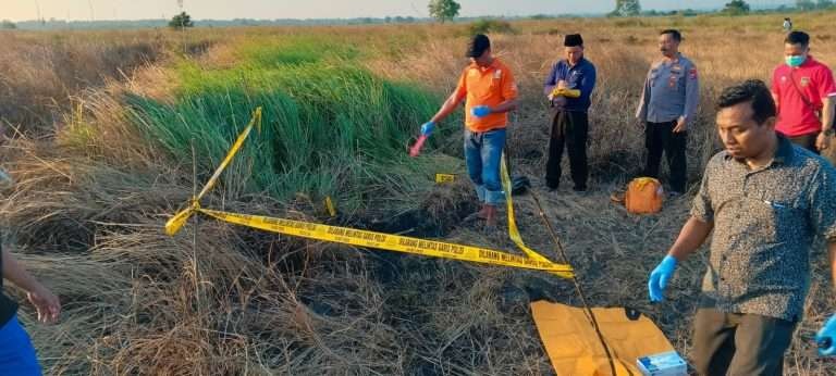 Anggota Polres Bangkalan evakuasi kerangka jenazah yang terbakar di Semak-Semak persawahan di Dusun Moroagung, Desa Sanggra Agung, Kecamatan Socah kabupaten setempat. (Foto: dok. Polres bangkalan)