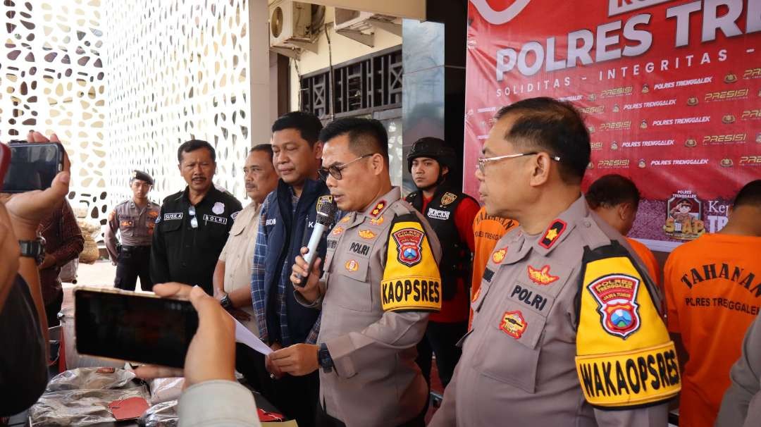 Kapolres Trenggalek AKBP Gathut Bowo Supriyono, dalam konferensi pers yang digelar di taman batu area Mapolres Jumat, 21 Juni 2024. (Foto: dok polres trenggalek)