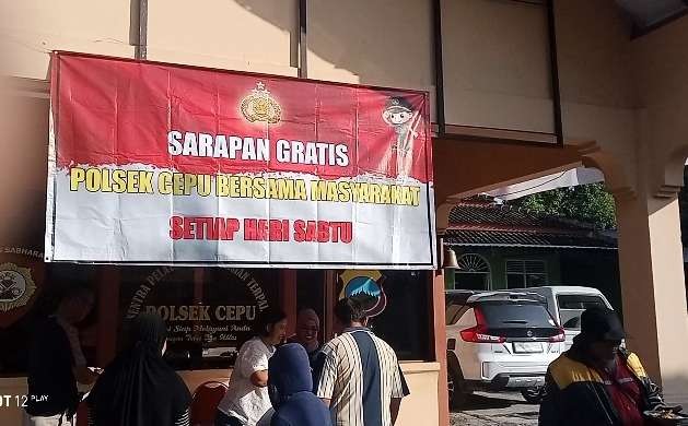 Sarapan gratis Polsek Cepu bersama masyaralat setiap hari Sabtu. (Foto: sampurno/ngopibareng.id)