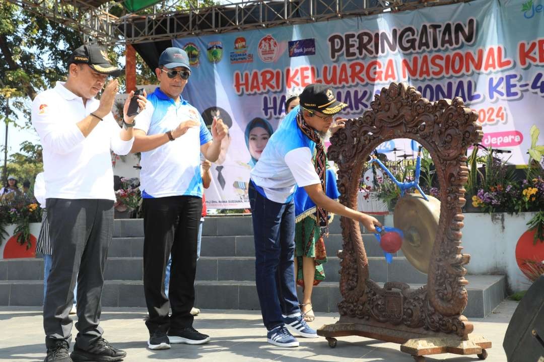 Sekretrais Daerah Jawa Tengah, Sumarno saat menghadiri peringatan Hari Keluarga Nasional (Harganas) ke-31 dan Hari Anak Nasional ke-40 tahun 2024 di Pantai Kartini Kabupaten Jepara, Sabtu, 22 Juni 2024.