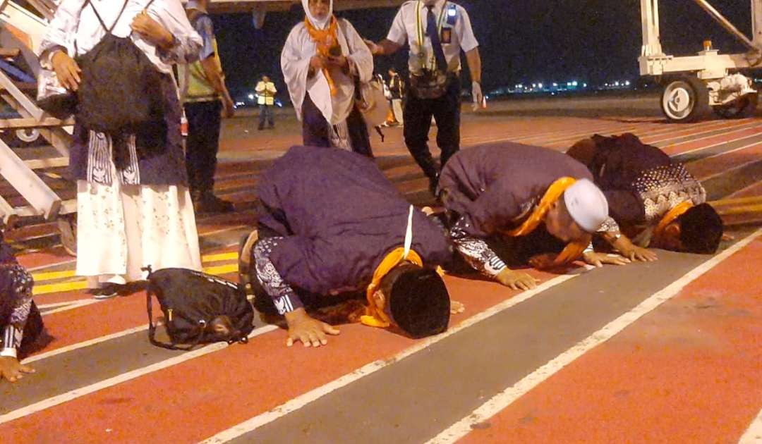 Jamaah haji Jatim sujud syukur saat tiba di Bandara Internasional Juanda (Foto: Aini Arifin/Ngopibareng.id)