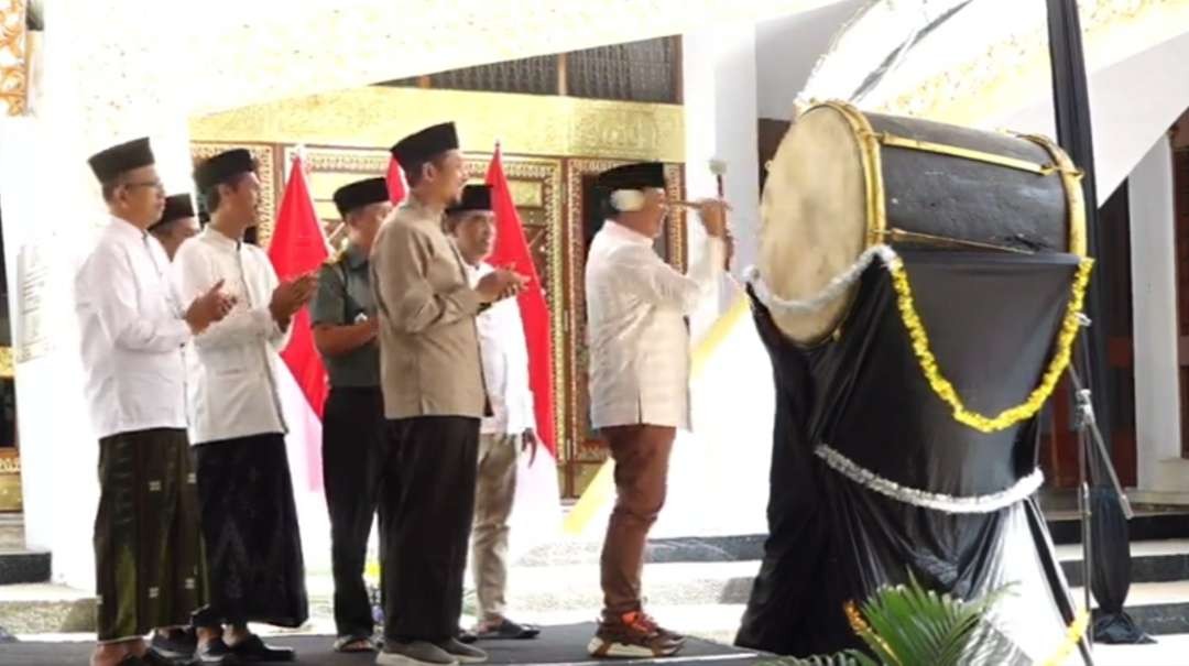 Pemukulan bedug sebagai tanda dibukanya MTQ tingkat Kabupaten Jember tahun 2024 (Foto: Rusdi/Ngopibareng.id)