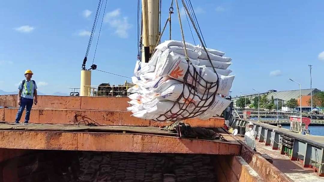 Proses bongkar beras impor di Pelabuhan Tanjungwangi Banyuwangi (foto: istimewa)