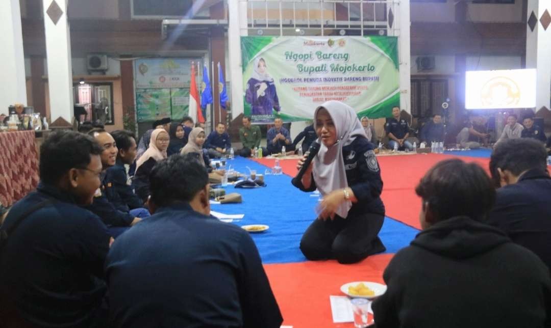 Momen Bupati Ikfina diskusi dengan karang taruna. (Foto: Deni Lukmantara/Ngopibareng.id)