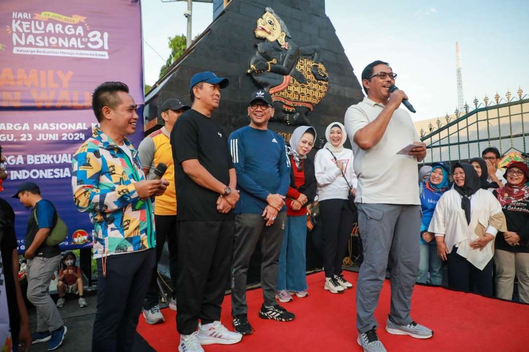 Pj Gubernur Jawa Tengah Nana Sudjana saat memberikan sambutan di acara Family Fun Walk dalam rangkaian peringatan Harganas ke-31 tingkat Provinsi Jawa Tengah, di Kota Semarang Minggu, 23 Juni 2024. (Foto: Pemprov Jawa Tengah)