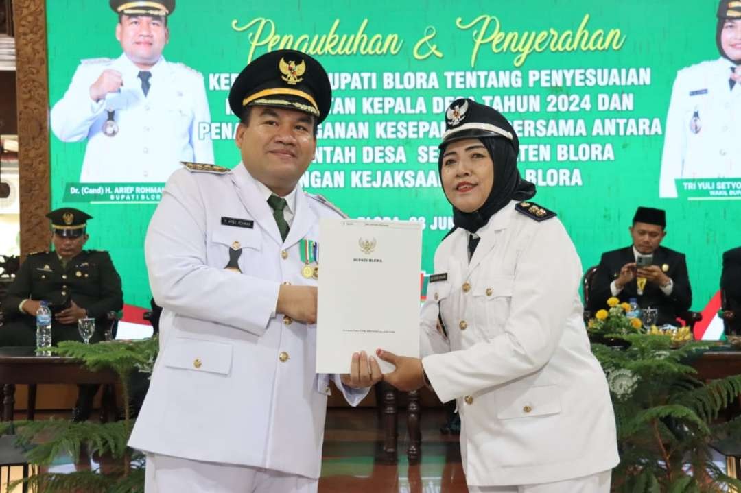 Salah satu kepala desa tampak semringah menerima SK perpanjangan masa jabatan dari Bupati Blora. (Foto: Ahmad Sampoerno/Ngopibareng.id)