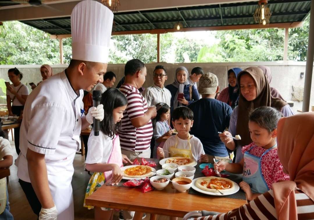 Kegiatan kreatif dan edukatif Kids Pizza Cooking Class di Wilwatikta Restaurant yang berada di Aston Hotel Mojokerto & Conference Center. (Foto: Deni Lukmantara/Ngopibareng.id)