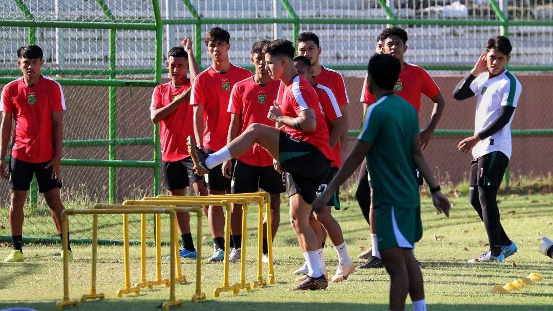 Pemain-pemain Persebaya menjalani latihan di Stadion Gelora 10 November. (Foto: Fariz Yarbo/Ngopibareng.id)