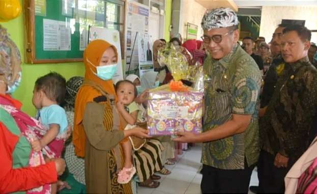 Balita dua tahun di Bondowoso mendapatkan susu khusus PKMK gratis untuk mencegah stunting dari Pemkab Bondowoso. (Foto:Guido/Ngopibareng.id)