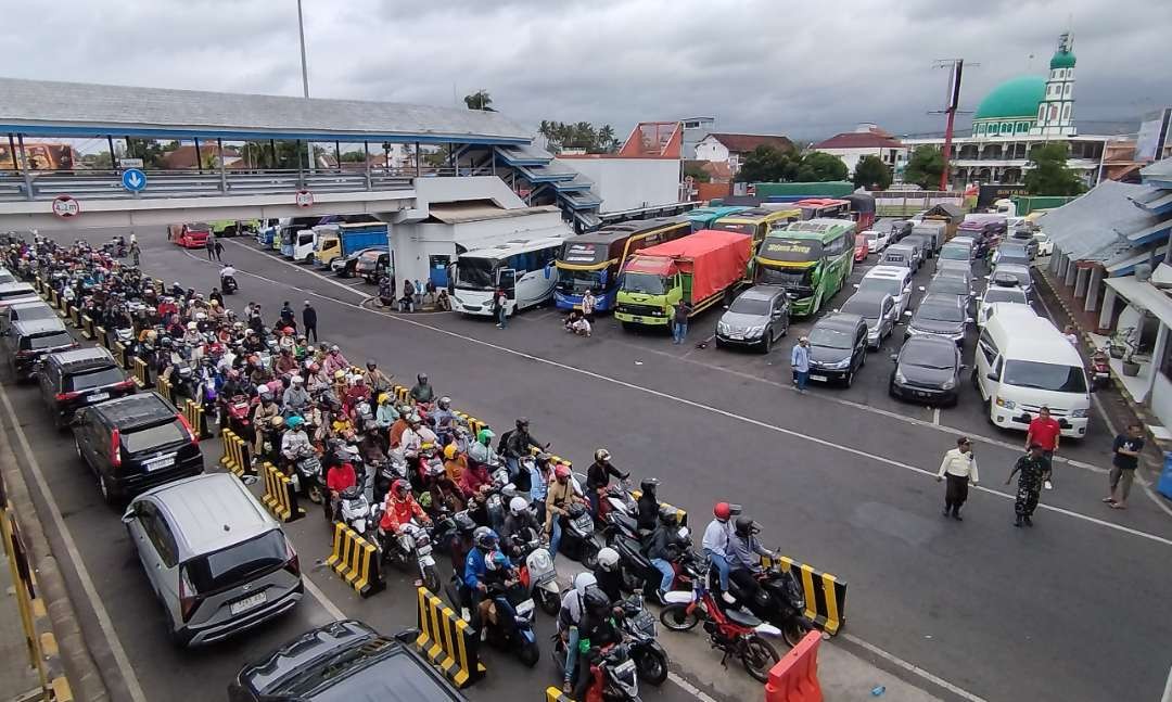 Antrean kendaraan di area parkir Pelabuhan Ketapang Banyuwangi. (Foto: Muh Hujaini/Ngopibareng.id)