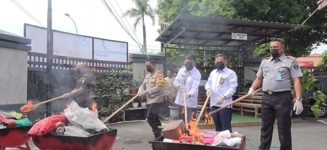 Kajari bersama Kapolres dan instansi terkait memusnahkan barang bukti dengan cara dibakar (dok. Istimewa)