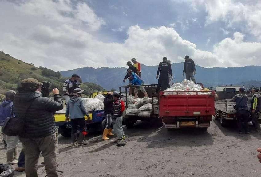 Sekitar empat ton sampah terkumpul di kawasan Gunung Bromo pasca-Yadnya Kasada. (Foto: Istimewa)