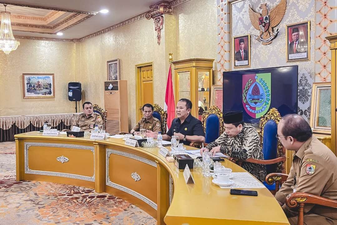 Bupati Jember Hedy Siswanto saat melakukan pertemuan terkait usulan gelar pahlawan nasional Lekol Moch. Sroedji)