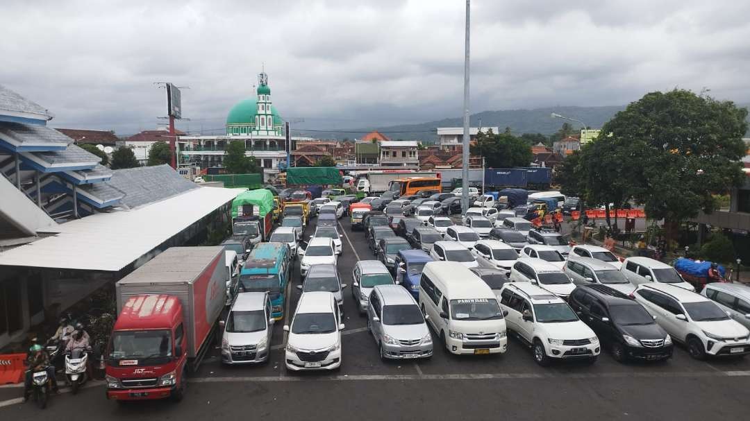 Penumpukan kendaraan di area parkir Pelabuhan Ketapang pada senin siang (foto: Muh Hujaini/Ngopibareng.id)