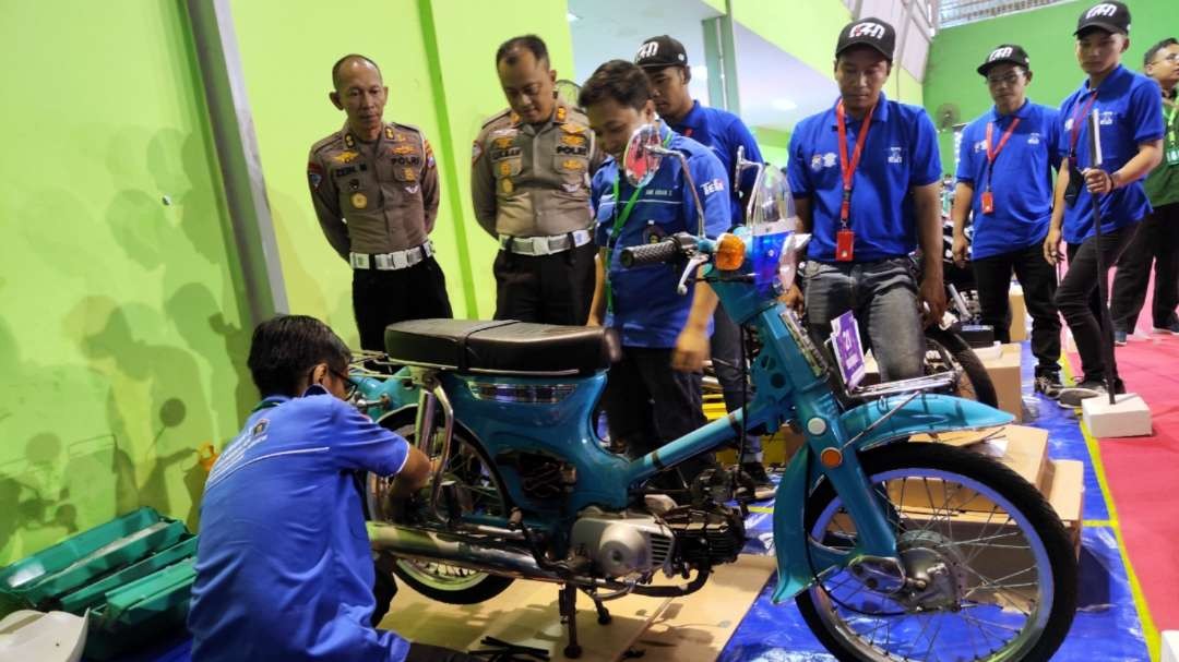 Peserta lomba Mahameru EVI di Gedung Tenis Polda Jatim, Surabaya, Senin 24 Juni 2024. (Foto: Fariz Yarbo/Ngopibareng.id)