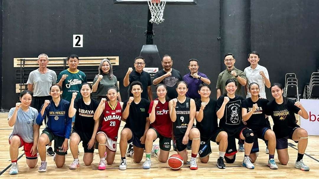 Ketua KONI Jatim, M Nabil (Tengah) saat meninjau Latihan tim Basket Putri Indonesia di Nextgen Arena. (Foto: Istimewa)