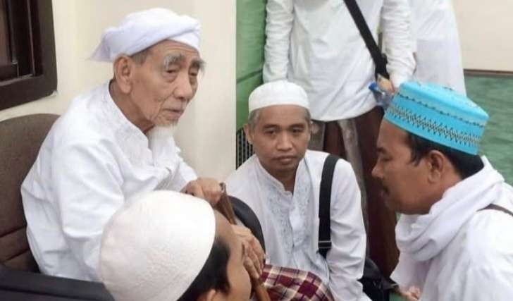 KH Maimoen Zubair (al-Maghfurlah) bersama para santri. (Foto: dok/ngopibareng.id)