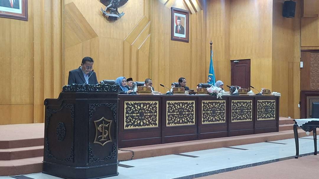 Juru Bicara Fraksi Demokrat-NasDem, Saiful Bahri saat menyampaikan pandangan fraksinya terhadap raperda inisiatif tentang Penyelenggaraan Program Jaminan Sosial Ketenagakerjaan, Senin 24 Juni 2024. (Foto: Julianus Palermo/Ngopibareng.id)