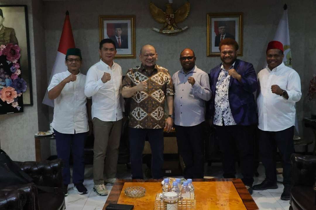 Ketua DPD RI AA LaNyalla Mahmud Mattalitti menerima audiensi Penjabat (Pj) Walikota Sorong Septinus Lobat, didampingi  beberapa anggota DPD RI terpilih masa bakti 2024-2029 dari dapil Papua Barat Daya Mananwir Paul Finsen Mayor, Abdullah Manaray dari dapil Papua Barat, H Hartono (Papua Barat Daya) dan Rudi Tirtayana (Papua Selatan). (Foto: Tim Media LaNyalla)