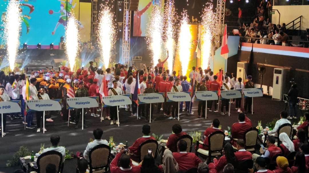 Seluruh kontingen mengikuti pembukaan AUG 2024 di Gedung Bola Basket Unesa, Surabaya, Selasa 25 Juni 2024. (Foto: Fariz Yarbo/Ngopibareng.id)