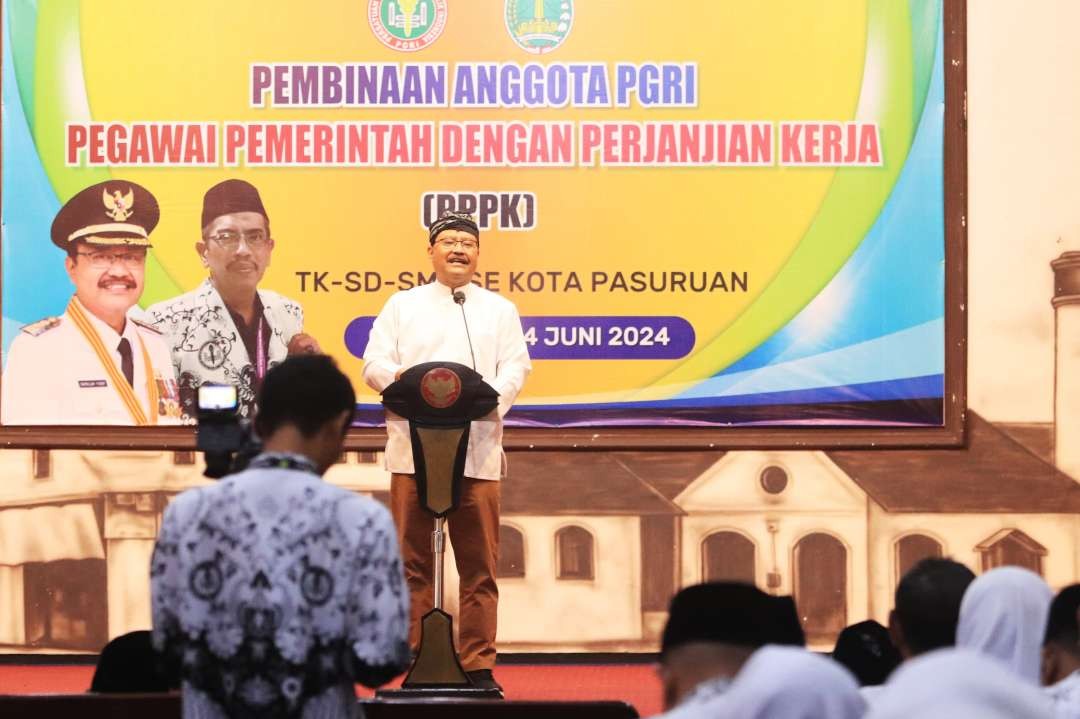 Gus Ipul saat memberikan sambutan pada pembukaan pembinaan anggota PGRI Pegawai Pemerintah dengan Perjanjian Kerja (PPPK) di Gedung Gradika pada Senin, 24 Juni 2024 pagi. (Foto: Pemkot Pasuruan)