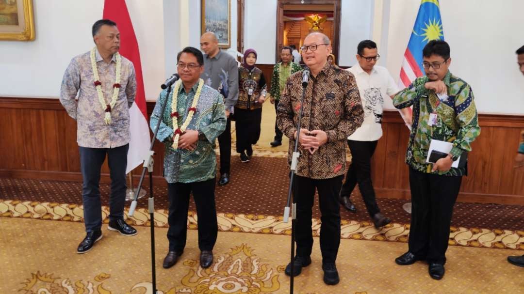 Pj Sekdaprov Jatim Bobby Soemiarsono (kanan) bersama Wakil Menteri Pendidikan Tinggi Malaysia, Ts Mustapha Sakmud usai pertemuan di Gedung Negara Grahadi, Surabaya, Selasa 25 Juni 2024. (Foto: Fariz Yarbo/Ngopibareng.id)