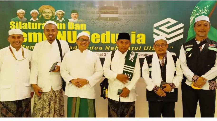 KH Maruf Khozin pada acara NU se-Dunia di Altayseer Tower, Jarwal Arab Saudi. Bersama Ust Faris Khoirul Anam, Gus Achmad Shampton Masduqie. (Foto: maruf k/ngopibareng.id)