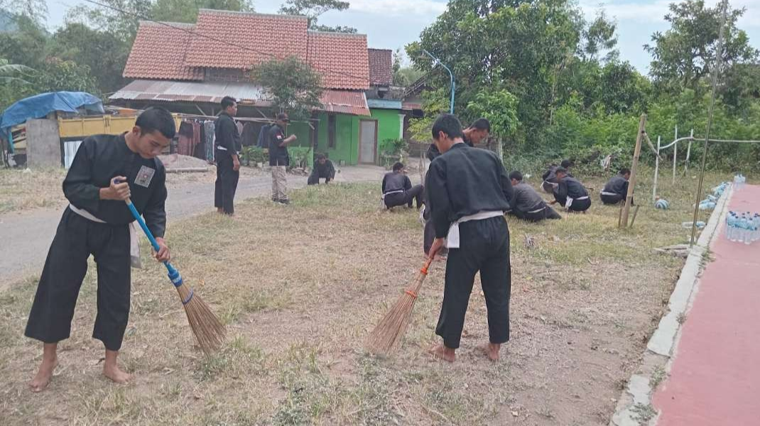 Jelang bulan Suro PSHT Kota Kediri gelar kerja bakti dan bakti sosial bantu warga. (Foto: Istimewa)