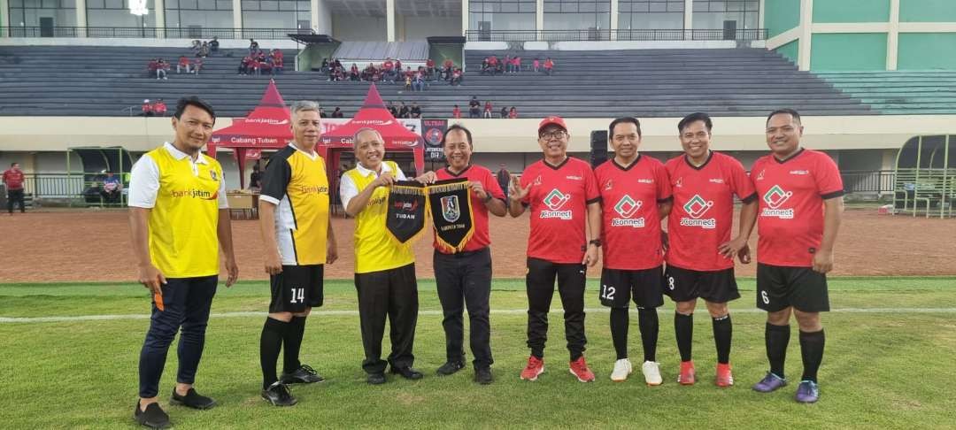 Foto Bersama Pimpinan Bank Jatim Bersama Pemkab Tuban sebelum pertandingan persahabatan (Foto: dok. Istimewa)