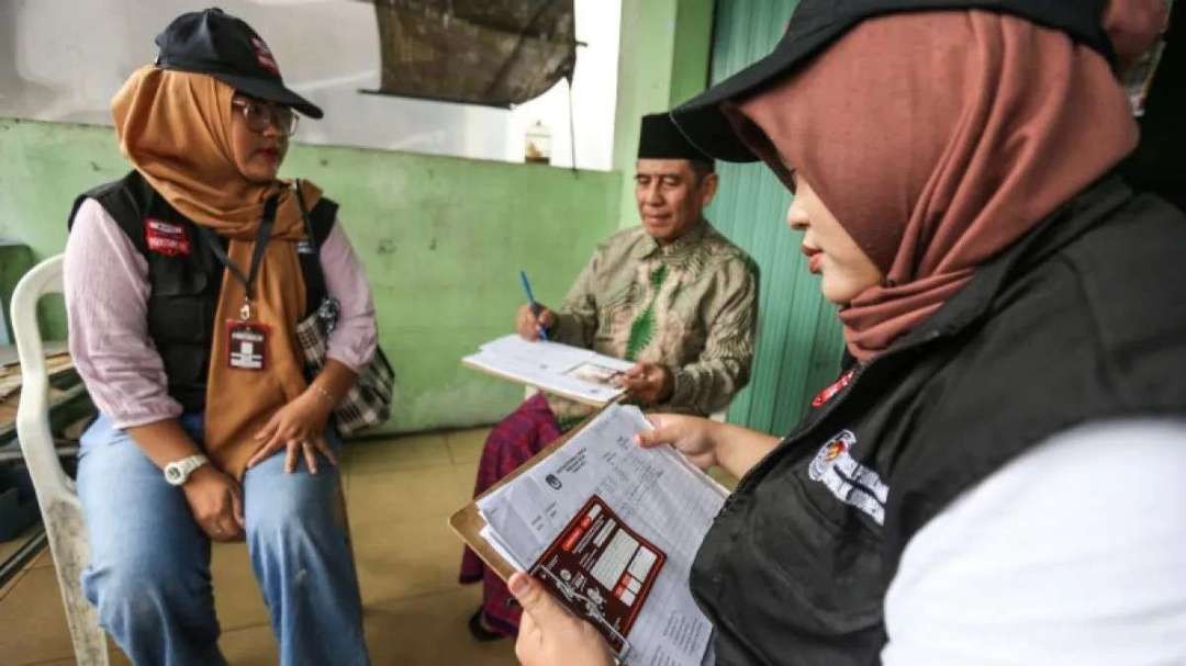 KPU Kabupaten Kediri melakukan pencocokan dan penelitian (coklit) calon pemilih di kediaman Happy Asmara Desa Srikaton, Kecamatan Ringinrejo, Kediri. (Foto: Ilustrasi)