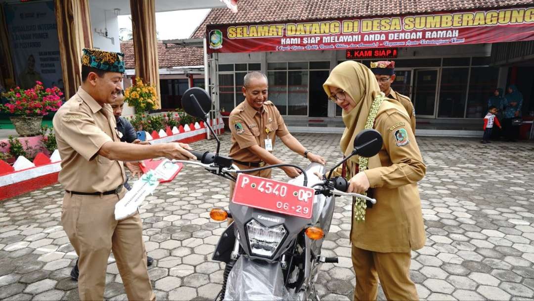 Bupati Banyuwangi Ipuk Fiestiandani melihat kendaraan operasional untuk Puskesmas Sumberagung (foto: Humas Pemkab Banyuwangi)