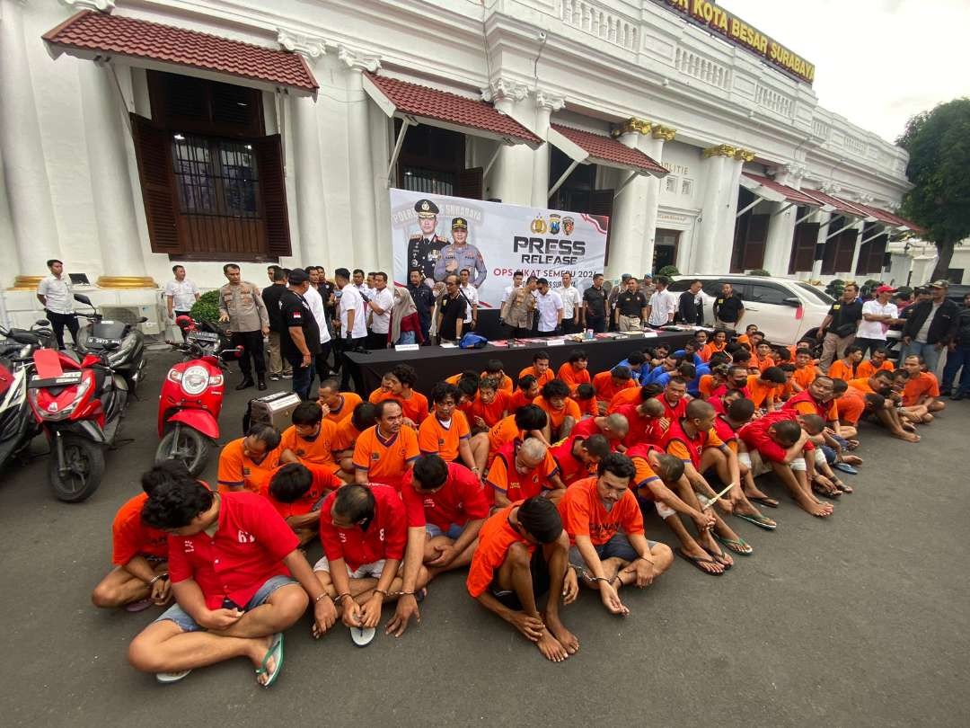 Para tersangka kasus pencurian kendaraan bermotor, yang berhasil ditangkap Polrestabes Surabaya, selama Operasi Sikat Semeru 2024. (Foto: Istimewa)