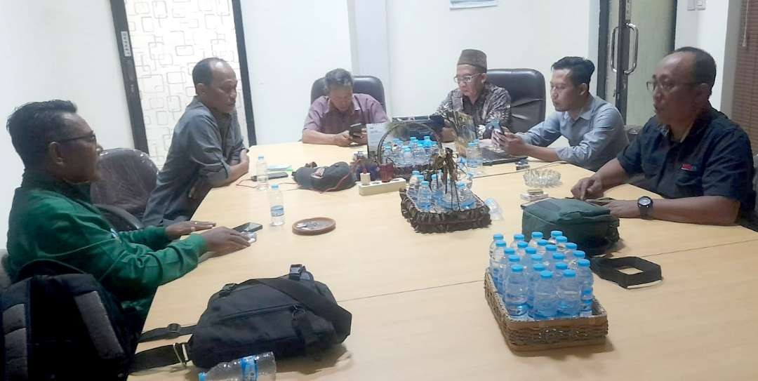 Wakil Ketua PWI Jatim, M. Sokip (paling kanan) dalam rapat persiapan bersama koordinator cabor di Graha PWI Jatim, Selasa 25 Juni 2024. (Foto: PWI Jatim)