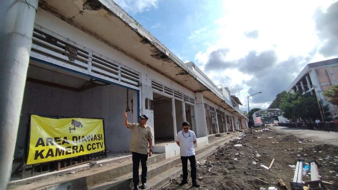 Kepala Balai Prasarana Permukiman Wilayah (BPPW) Jawa Timur, Muhamad Reva Sastrodiningrat bersama anggota DPR RI Sumail Abdullah meninjau lokasi Pasar Banyuwangi. (Foto: Muh Hujaini/Ngopibareng.id)