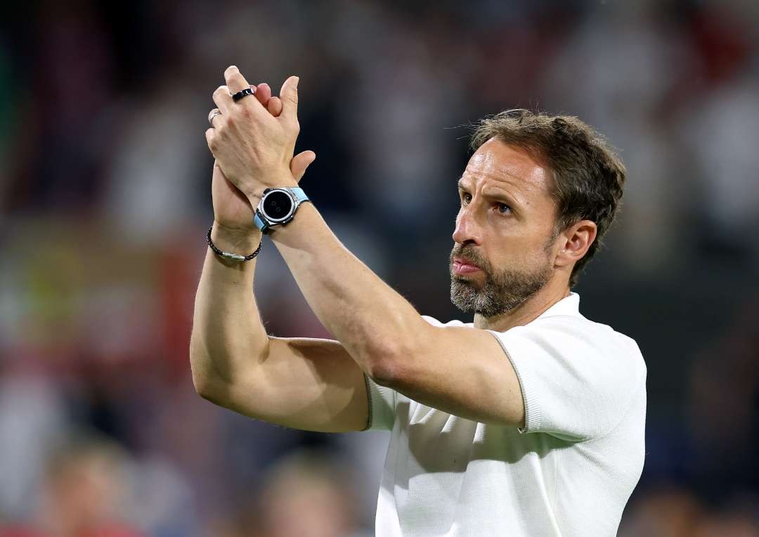 Gareth Southgate mendapat lemparan cangkir bir kosong dari penggemar timnas Inggris usai Harry Kane dkk main imbang dengan Slovenia. (Foto: X/@England)