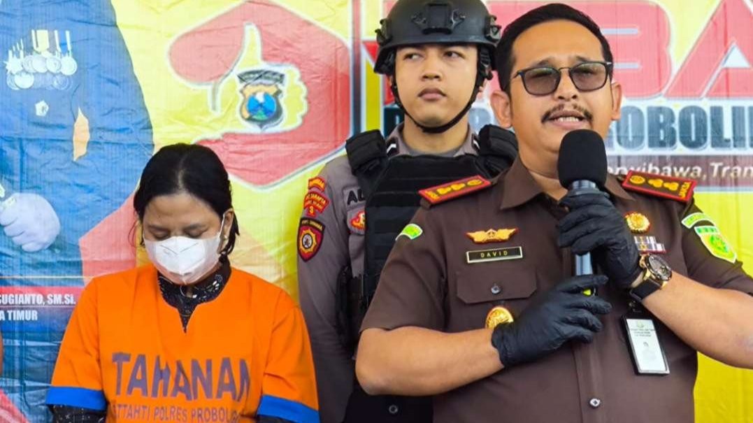 Tersangka penipuan, Arsumi Maharani, 34 tahun (kiri) bersama Kajari Kabupaten Probolinggo, David Palapa Duarsa. (Foto: Ikhsan Mahmudi/Ngopibareng.id)