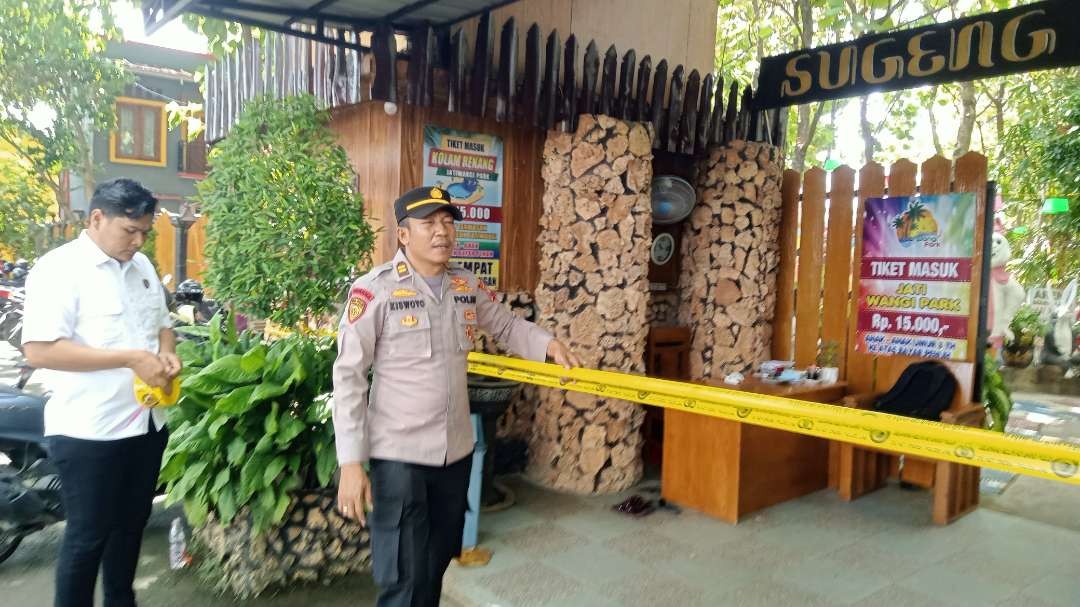 Petugas kepolisian memasang garis polisi di pintu masuk maupun keluar wisata Jatiwangi Park Tuban (Foto: Khoirul Huda/Ngopibareng.id)