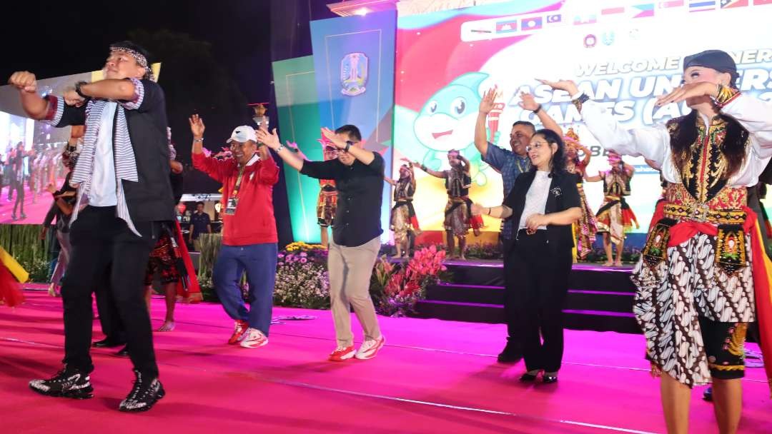 Pj Gubernur Jatim Adhy Karyono dan delegasi AUG 2024 berjoget bersama dalam acara welcome dinner di Gedung Negara Grahadi, Surabaya, Rabu 26 Juni 2024. (Foto: Fariz Yarbo/Ngopibareng.id)