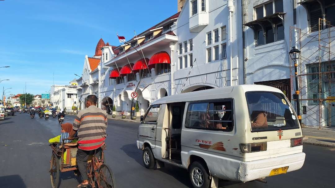 Kawasan Kota Lama Zona Eropa Jalan Rajawali, yang sudah mulai dipadati oleh para pengunjung, khususnya di waktu sore hari. (Foto: Julianus Palermo/Ngopibareng.id)